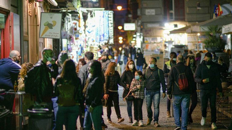 Prenses Diana’nın ikonik ‘kara koyun’ kazağı rekor kırarak 1 milyon euroya satıldı