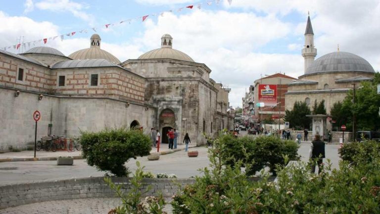 Youtube’dan etkilenip vahşi doğada yaşamak isteyen aileden 3 kişi gıdasızlık ve soğuk sebebiyle öldü