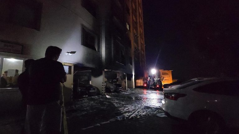 Yanan otomobilde kundaklama şüphesi: 3 araçta hasar oluştu