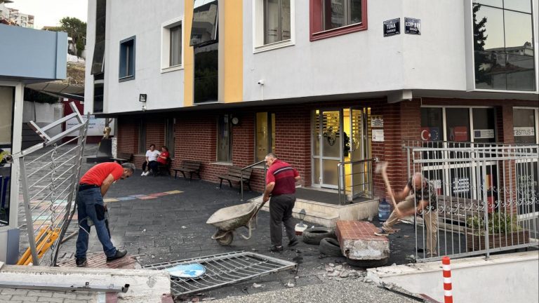 Kontrolü kaybeden otomobil okul bahçesi kapısından içeri girip içeri girdi: 3 yaralı