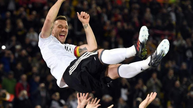 Lukas Podolski futbola veda etti