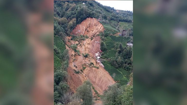 Rize’de heyelan: 2 ev yer altına gömüldü