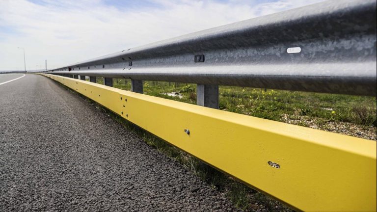 Otoyollarda “bisikletlilere uygun bariyerler” artıyor.