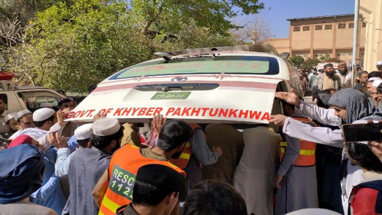 Pakistan’daki askeri yapıya intihar saldırılarında 12 kişi öldü ve 30 kişi yaralandı