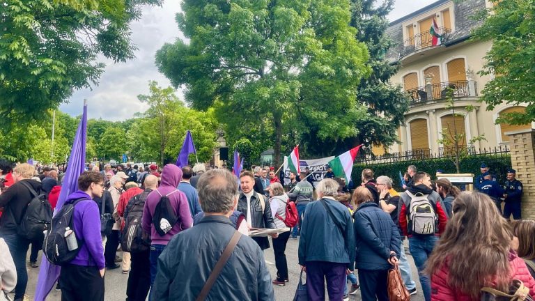Budapeşte “şeffaflık yasasına” karşı kırmızı boyanmış protesto
