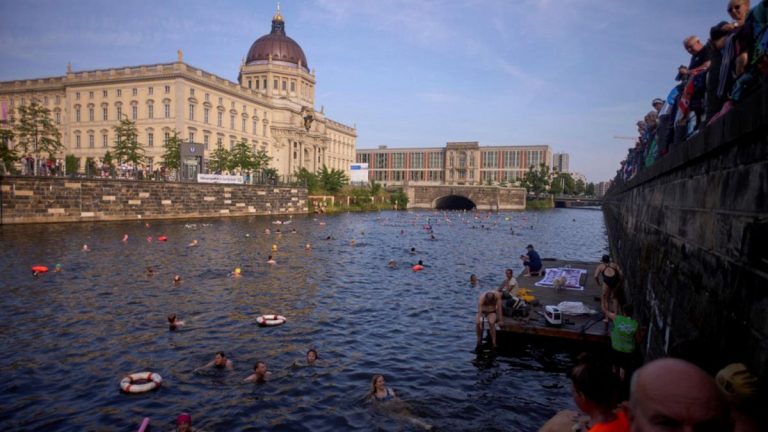 100 yıllık yasak protestosu: Berlinliler yeniden nehre atlamak istiyor