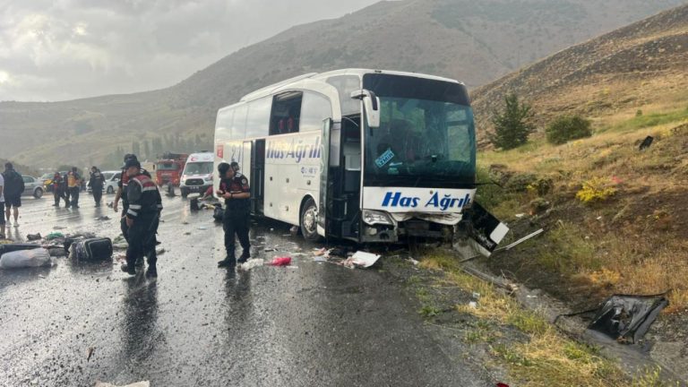 Sivas’ta yolcu otobüsü dağın yamacına çarptı