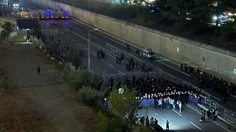 CHP İstanbul İl Başkanlığı’na polis ablukası: Özgür Özel’den çağrı