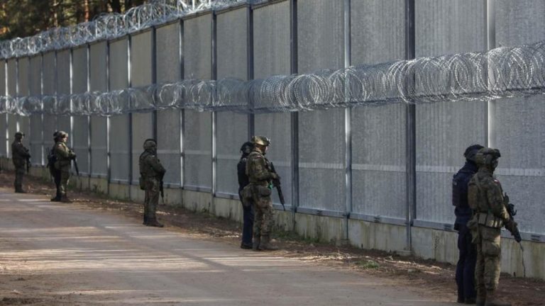 Polonya, düzensiz göçmenlere önlem almak için Belarus sınırına yeni bariyer inşa edecek