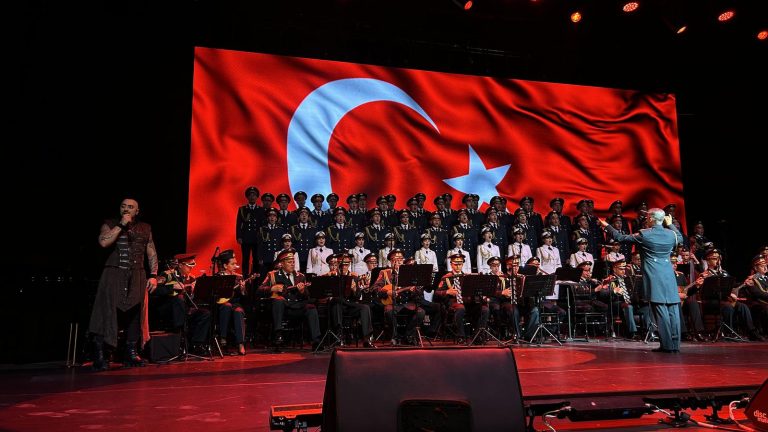 Rus Kızılordu Korosu ve Hayko Cepkin aynı sahnede buluştu