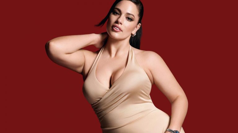 Ashley Graham havuz keyfi yaptı! Kırmızı mayosuyla fiziğini sergiledi