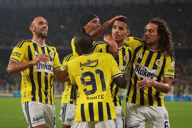 Fenerbahçe evinde hata yapmadı! Sarı-Lacivertliler Konyaspor’u 4-2 mağlup etti